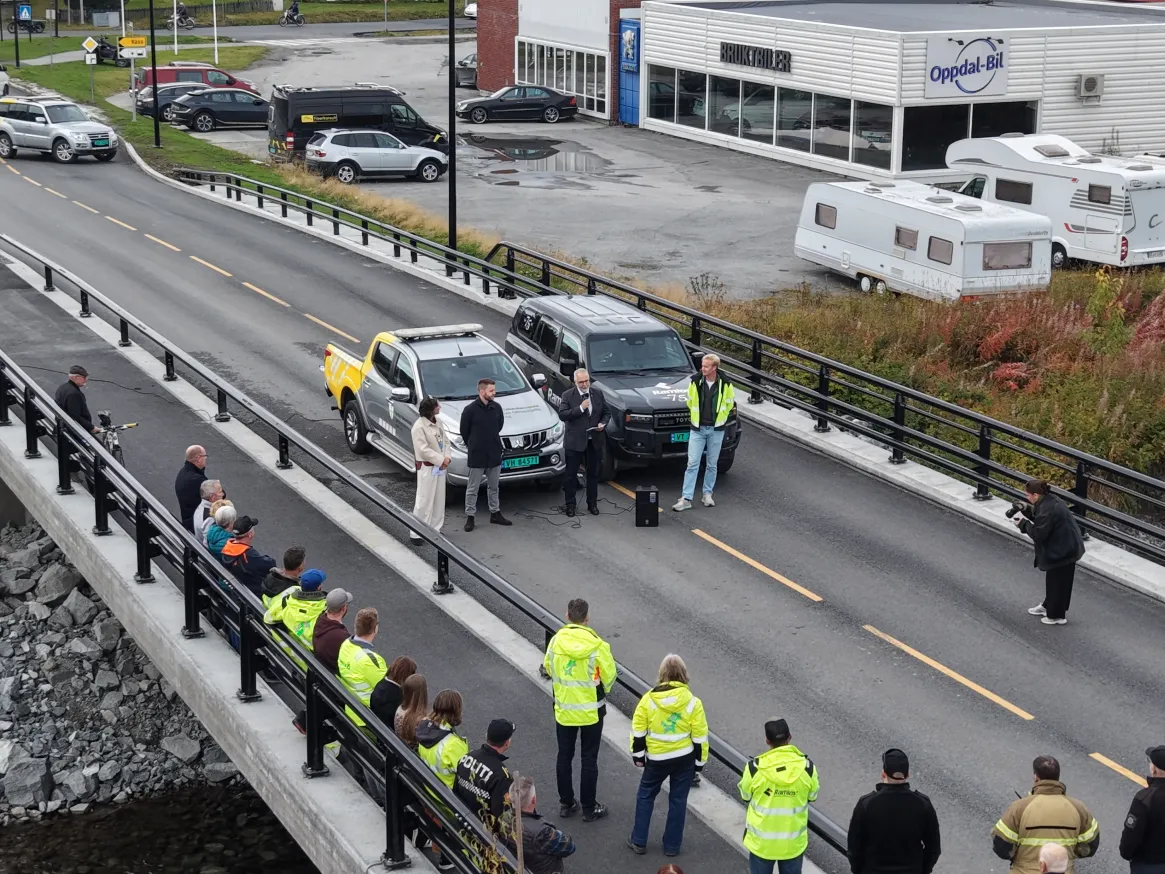Snorklipping på åpning av Ålma bru.