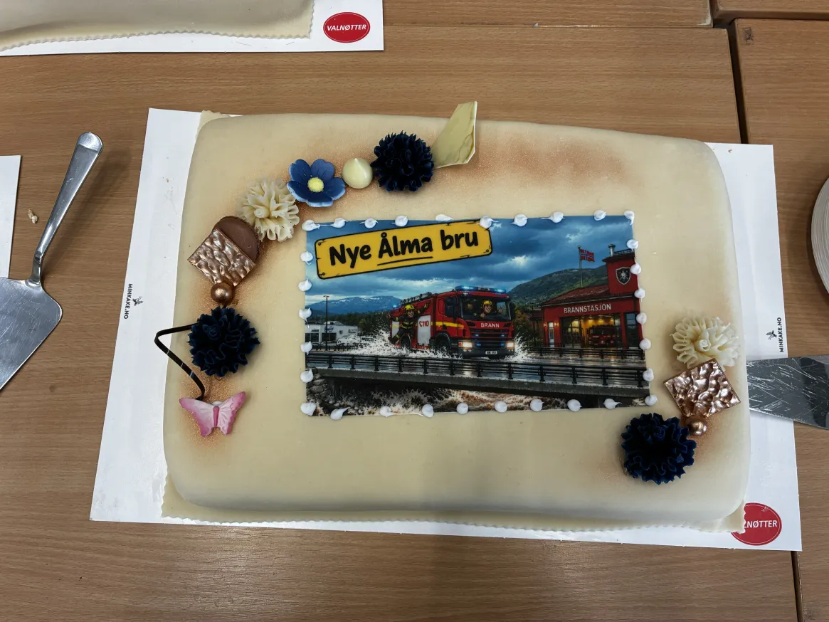 Kake fra åpningen av Ålma bru.